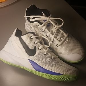 Nike Kyrie Flytrap ll 5.5 youth
